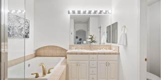 Gorgeous 2 Bed 2 Bath Dublin Townhome with Amenities! Centrally Located! Gallery 17