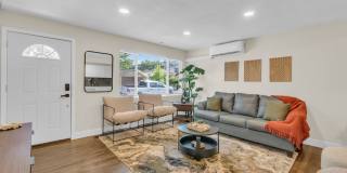 Fully Furnished Sunnyside Townhome | All-Inclusive | Flexible Stays Gallery 6