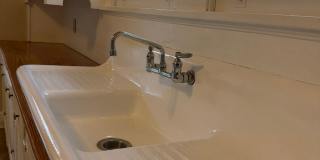 Beautiful downtown quad. 1 and 2 bed units available now. Pets allowed. Gallery 86