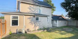 Cute Downtown 2 Bedroom House with Garage & Fenced Yard - Dogs Welcome Gallery 16