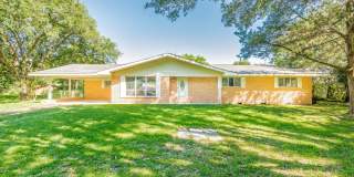 Large 4Bed/2Bath House on Beautiful Lot Gallery 1