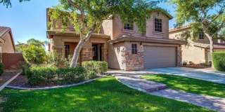 Stunning 4BR House in Phoenix with sparkling pool, resort style backyard and solar panles Gallery 3