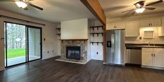 Cute Studio, Big Porch, Great Location! Gallery 7