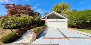 Elegant Windermere Home with Spacious Living, Private Courtyard & Lake Washington Proximity Elegant Windermere Home with Spacious Living, Private Courtyard & Lake Washington Proximity Gallery 1