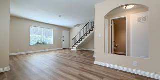 Beautiful End-Unit Townhome 2 bedroom and 1.5 bath Gallery 1