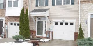 Beautiful 4‑Bedroom Townhouse with Garage, Deck  Community Amenities Gallery 1