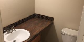 Updated 2 Bedroom Townhome for Rent in Loveland: Shared Garage, Patio, Washer/Dryer Hookups Gallery 12