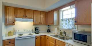 Beautiful 2BR/1.5BA home in a prime location within walking distance to West End and Vanderbilt University. Gallery 18