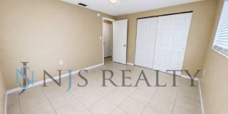 Gorgeous 3/2/1 1200 Sq. Ft. with fenced yard, all tile floors, custom baths and remodeled kitchen!! Gorgeous 3/2/1 1200 Sq. Ft. with fenced yard, all tile floors, custom baths and remodeled kitchen!! Gallery 8