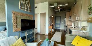 FURNISHED STUDIO IN THE HEART OF THE NORTH LOOP - UTILITIES INCLUDED! Gallery 6
