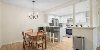 Upstairs Bright 2 bedroom Condo Gallery 26
