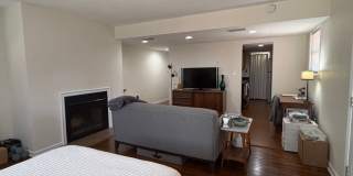 Large Studio Condo Downtown Walking Distance to the Florida State Capitol Gallery 21