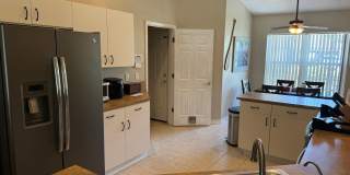 4 bed 2bath with Pool Gallery 1