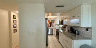 Beatifully updated Beach condo FULLY FURNISHED ANNUAL RENTAL 2/2 Gallery 4