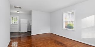 Adorable Two Bedroom Apartment Near Cotswold! Gallery 3