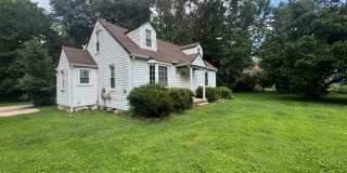 Cozy Cape Cod - Minutes to TBS (Quantico) over half an acre! Gallery 1