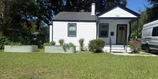 Charming (frunished) 2BR Savannah Bungalow with Fenced Yard Gallery 1