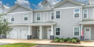 Spacious 3 Bedroom Townhouse with Community Pool! Gallery 1