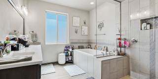 Beautiful 4 bedroom home with Solar Panels Gallery 33