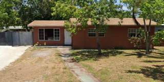 Nice 4-2 House with Central AC & Backyard Gallery 3