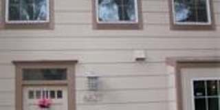 Beautiful Updated Two Story Townhouse In GREAT LOCATION Gallery 1