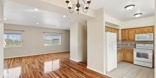 Spacious Sun-filled 3 bed 2.5 Bath Townhouse Gallery 9