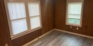2 Bedroom, 1 Bathroom Home w/ Fenced-In Backyard and Covered Front Porch in Downtown Springdale Gallery 7