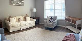 Fully Furnished 1 bed/ 1 bath Island Square Condo Gallery 4
