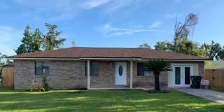 Charming 3Bed/2Ba Home, Conveniently Located in Lynn Haven! *1/2 OFF Security Deposit for Active-Duty Military!* Gallery 1