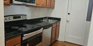 Uptown 1 Bedroom, 1 Bath, Swimming Pool, 1 block from St. Charles Gallery 12