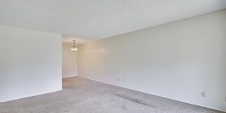 Top Floor Unit - Balcony - Elevator Access - Community Pool & Tennis Court Gallery 10