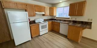 Close to COCC!  Townhouse, 2.5 Bath, W/D Hookups, Gas Fireplace, Water/Sewer Paid, Garage Gallery 5