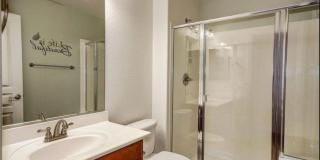 Stunning 4BR House in Phoenix with sparkling pool, resort style backyard and solar panles Gallery 19