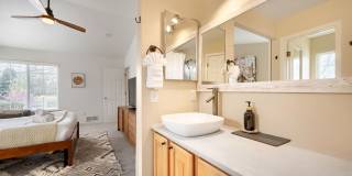 2 BDR Gorgeous Updated Townhome with Huge Garden Gallery 20