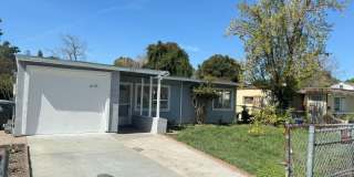 Charming 2 Bedroom home with large park like backyard Gallery 1