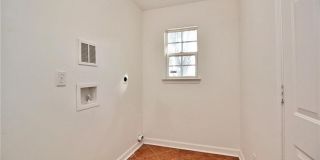Room in 3 Bedroom Home at Tom Hunter Dr Gallery 25