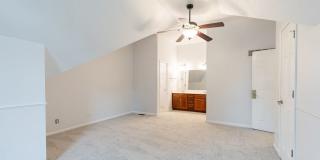 4 Bed home in Olathe- Quick access to I-35 Gallery 25