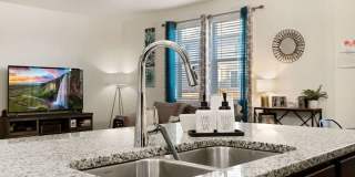 Beautiful 5 Bed Home in Raindance Gallery 18