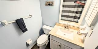 Annual furnished/Seasonal/short term 2 bedroom 1 1/2 bath top floor, renovated condo near Siesta Key! Gallery 17