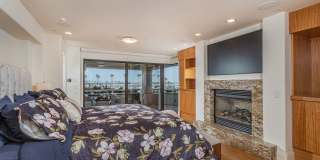 Exquisite Waterfront Gem. Gallery 22