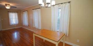 3 Bed / 1 Bath Home w/Sunroom in Midtown Neighborhood! Gallery 5