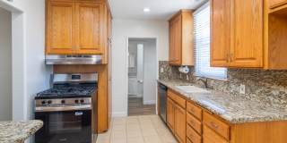 Charming 3 Bedroom 2 Bath home South of the Blvd Gallery 12