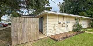 2 Bedroom 1 Bath Duplex For Rent - Water, Trash & Lawn Care Included! Gallery 1