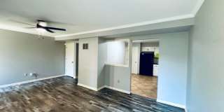 {1423} Updated Townhome + Two Car Garage + Fenced Yard + Lawncare Included Gallery 5