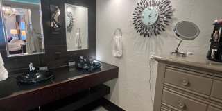 Beautiful Condo with Amazing Views Gallery 19