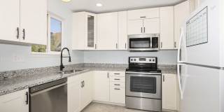 Beautiful 3 bed / 2 bath duplex in Uptown Neighborhood! Gallery 7
