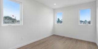 5 Bedroom / 4 bathroom Fully Detached Townhouse in Echo Park with Private Garage Gallery 10