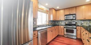Bright and Spacious Residence with Vaulted Ceilings and Garage Gallery 10
