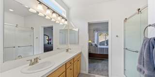 Spacious 2Br in Trilogy at Redmond Ridge 55+ Community Gallery 23