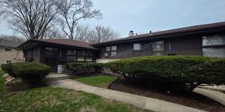 Spacious and updated 2 bedroom 1 bathroom Duplex Gallery 1